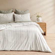 White & Olive Zinnia Yarn-Dyed Washed Cotton Reversible Quilt Cover Set