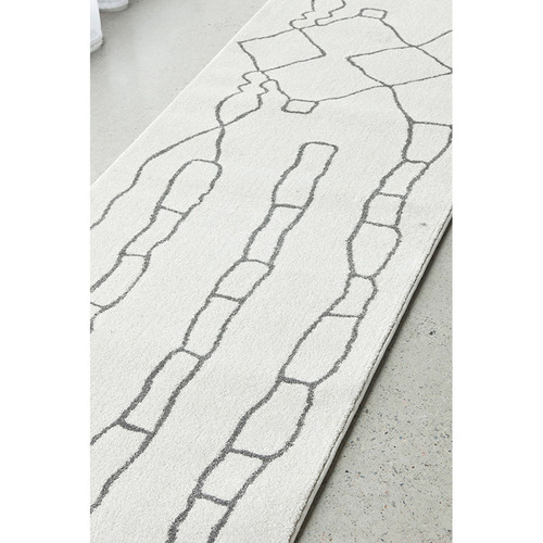 Grey-Abigail-Abstract-Runner