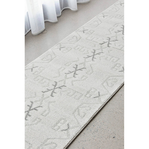 Grey-Zoey-Aztec-Runner