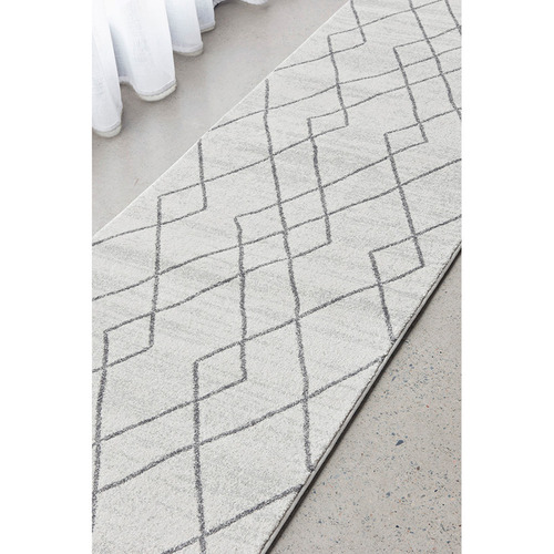 Calen-Contemporary-Runner