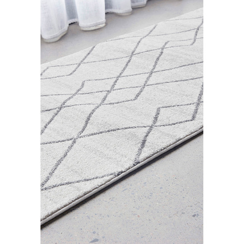 Calen-Contemporary-Runner