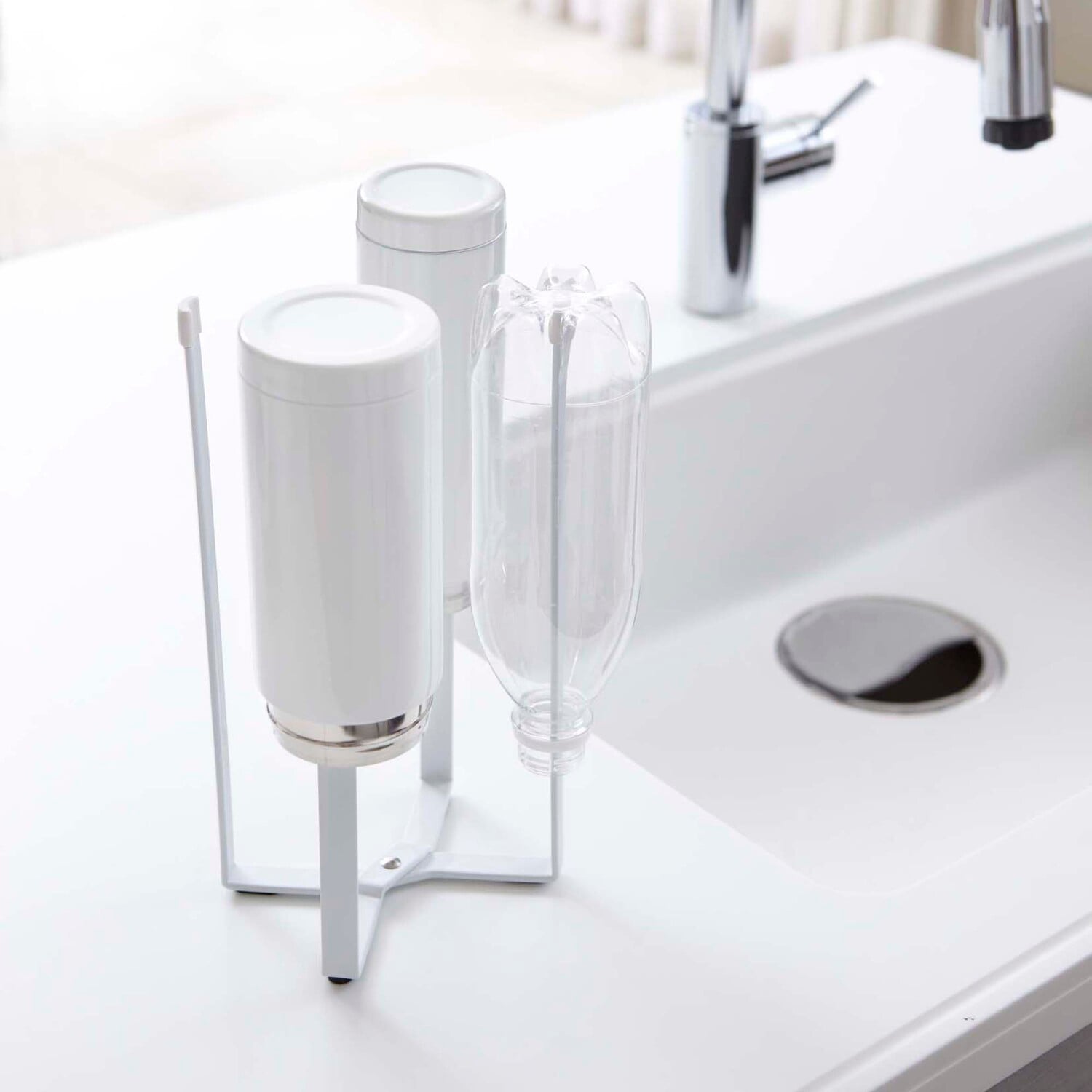 White Tosca Metal Echo Stand