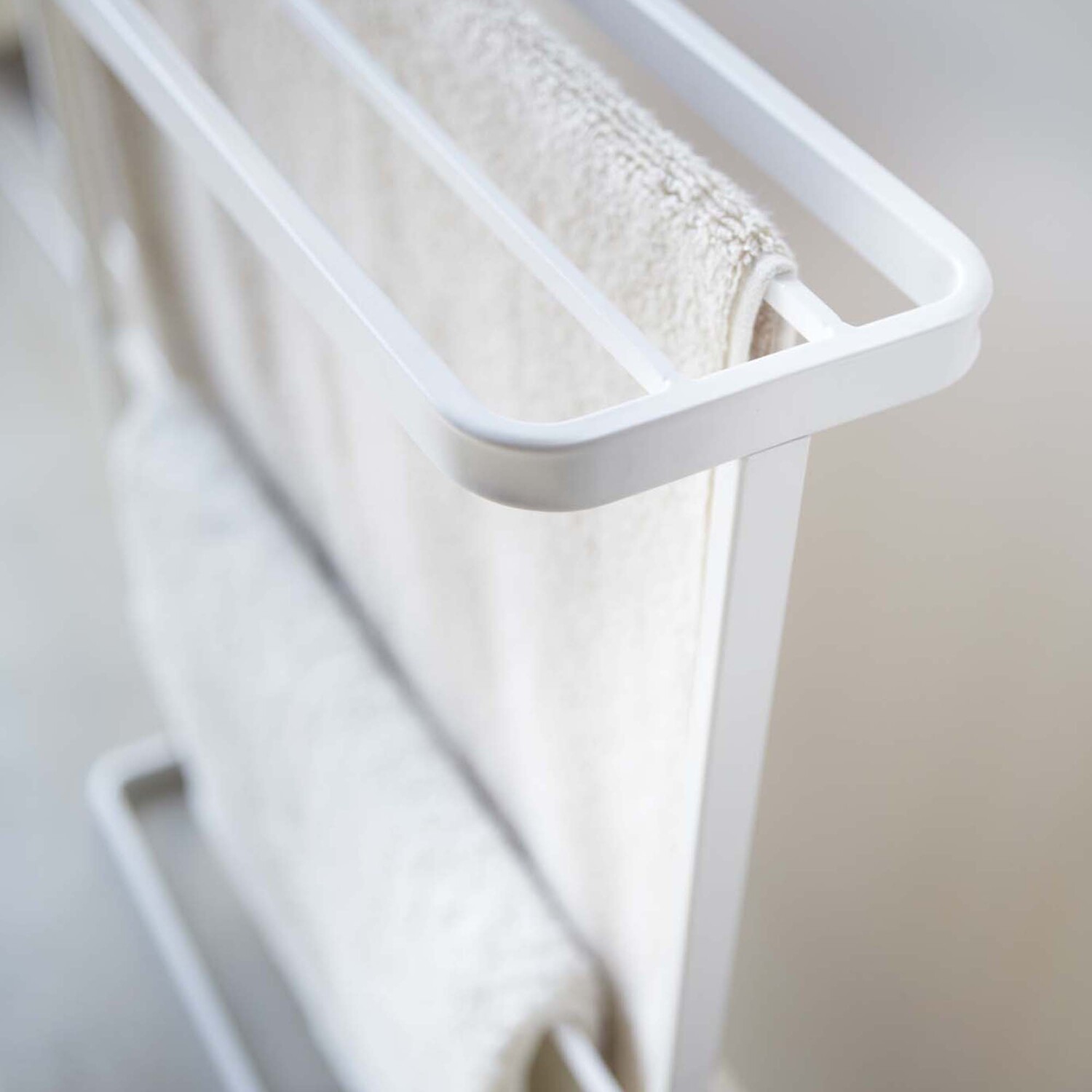 White Tosca Metal Bath Towel Hanger