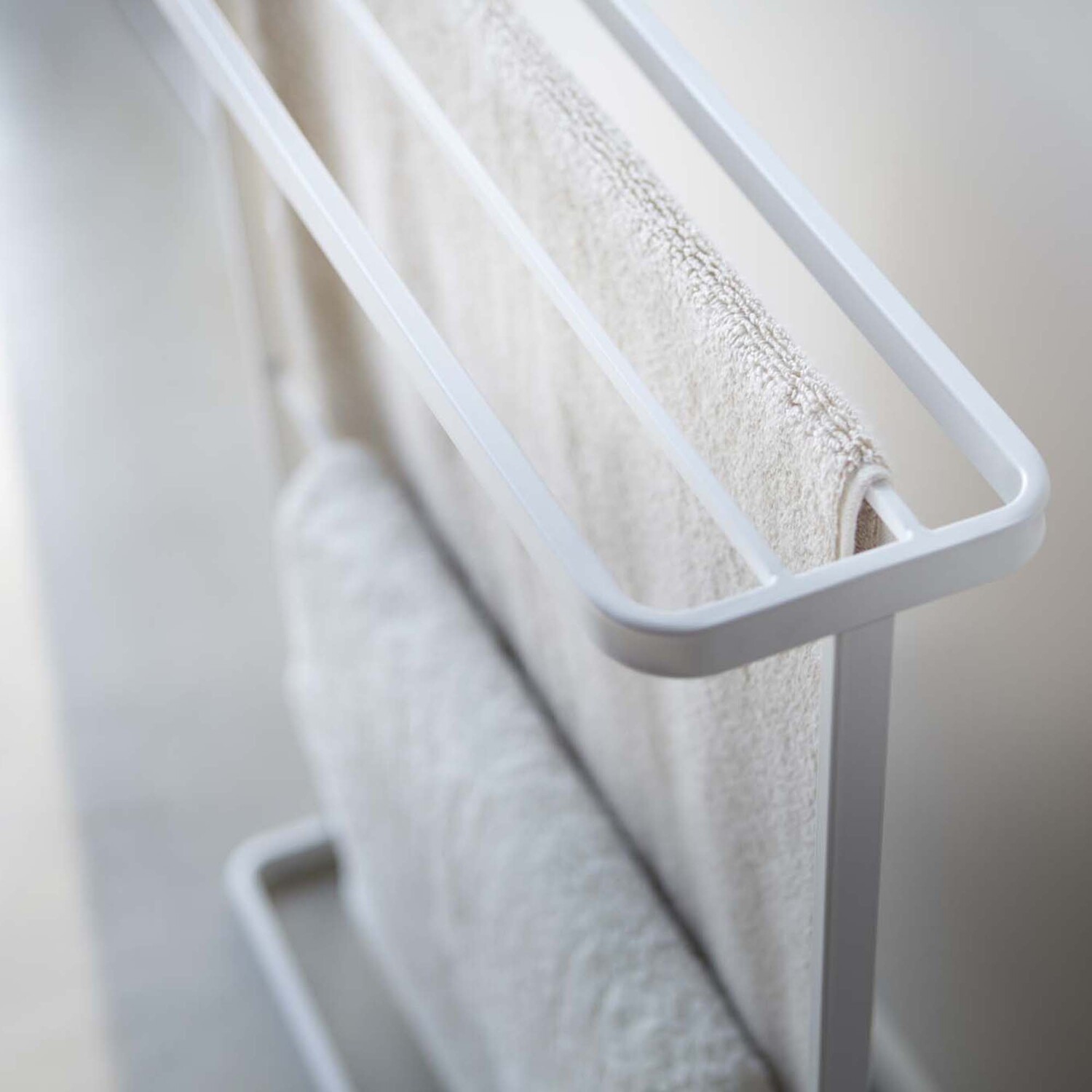 White Tosca Metal Bath Towel Hanger