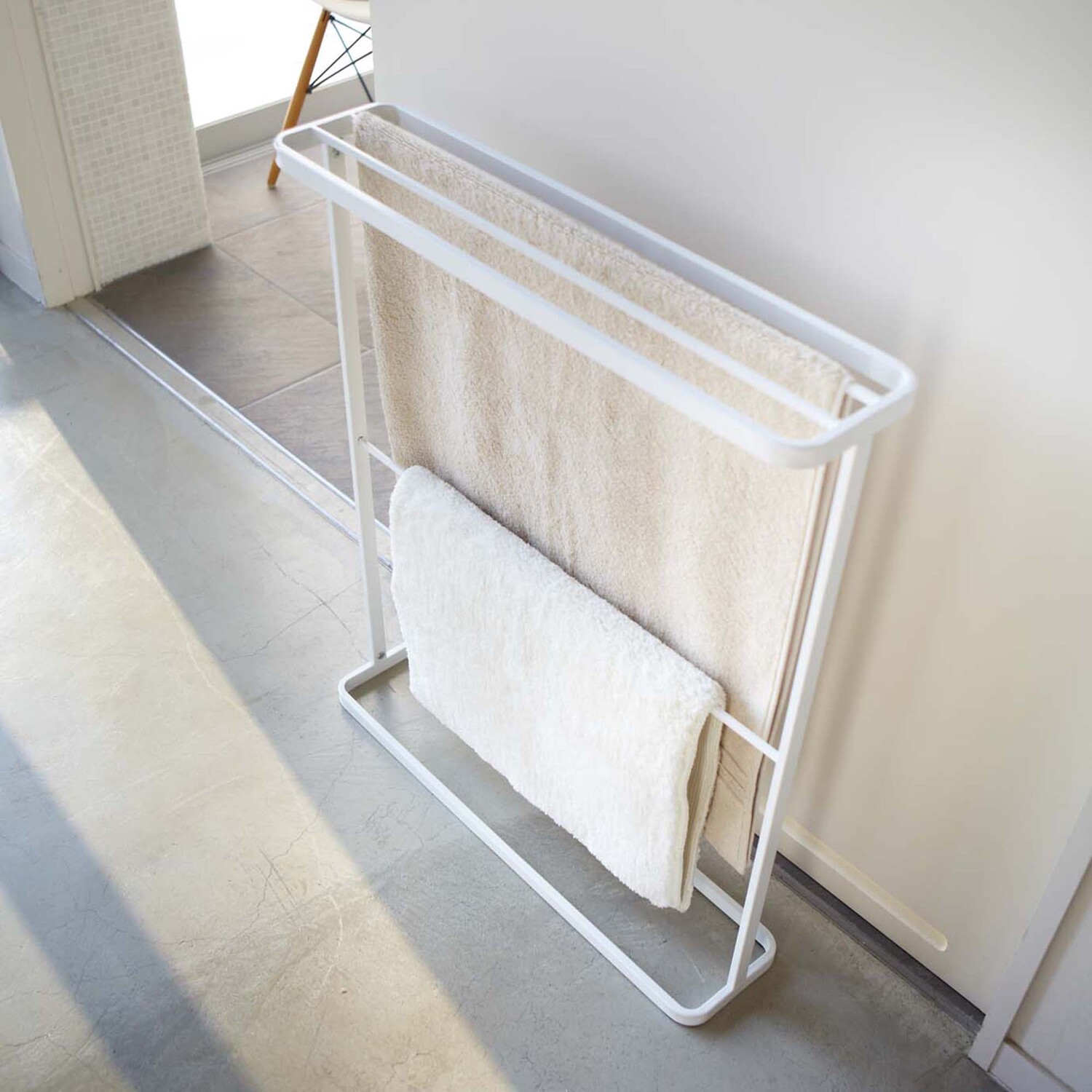 White Tosca Metal Bath Towel Hanger