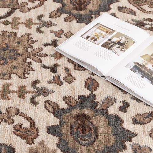Ivory Everard Traditional Rug