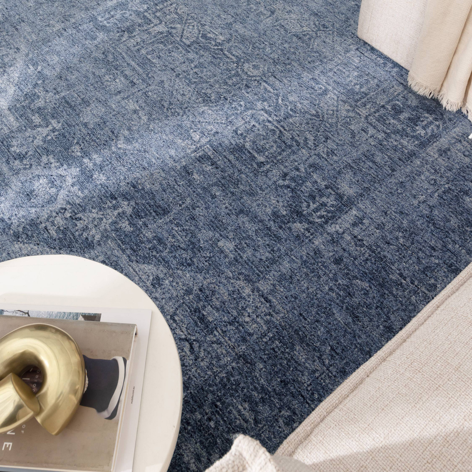 Heritage-Monochrome-Distressed-Medallion-Rug