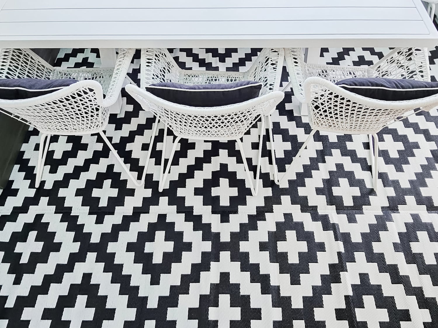 Black-and-White-Aztec-Power-Loomed-Indoor-and-Outdoor-Rug