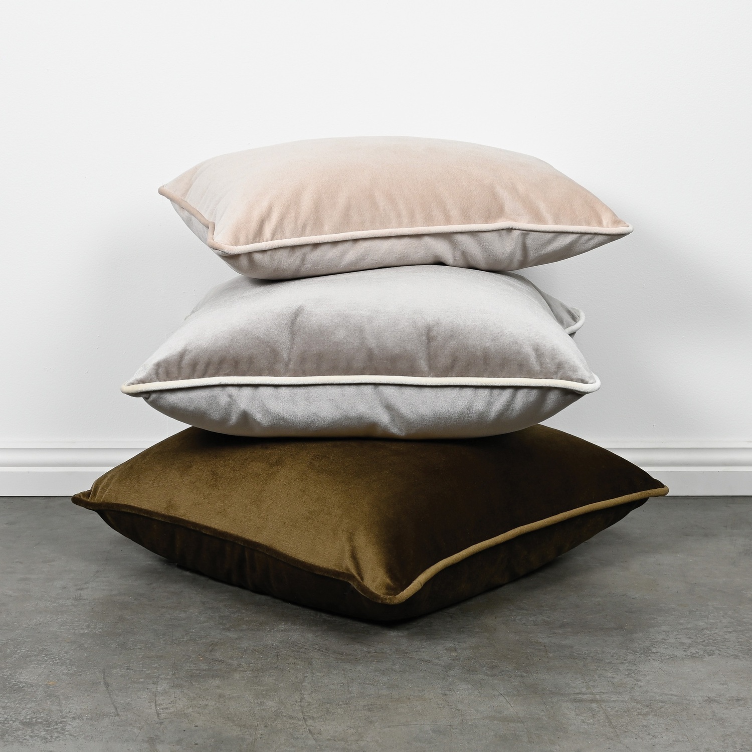 Soho-Luxury-Velvet-Cushion-DDCLV