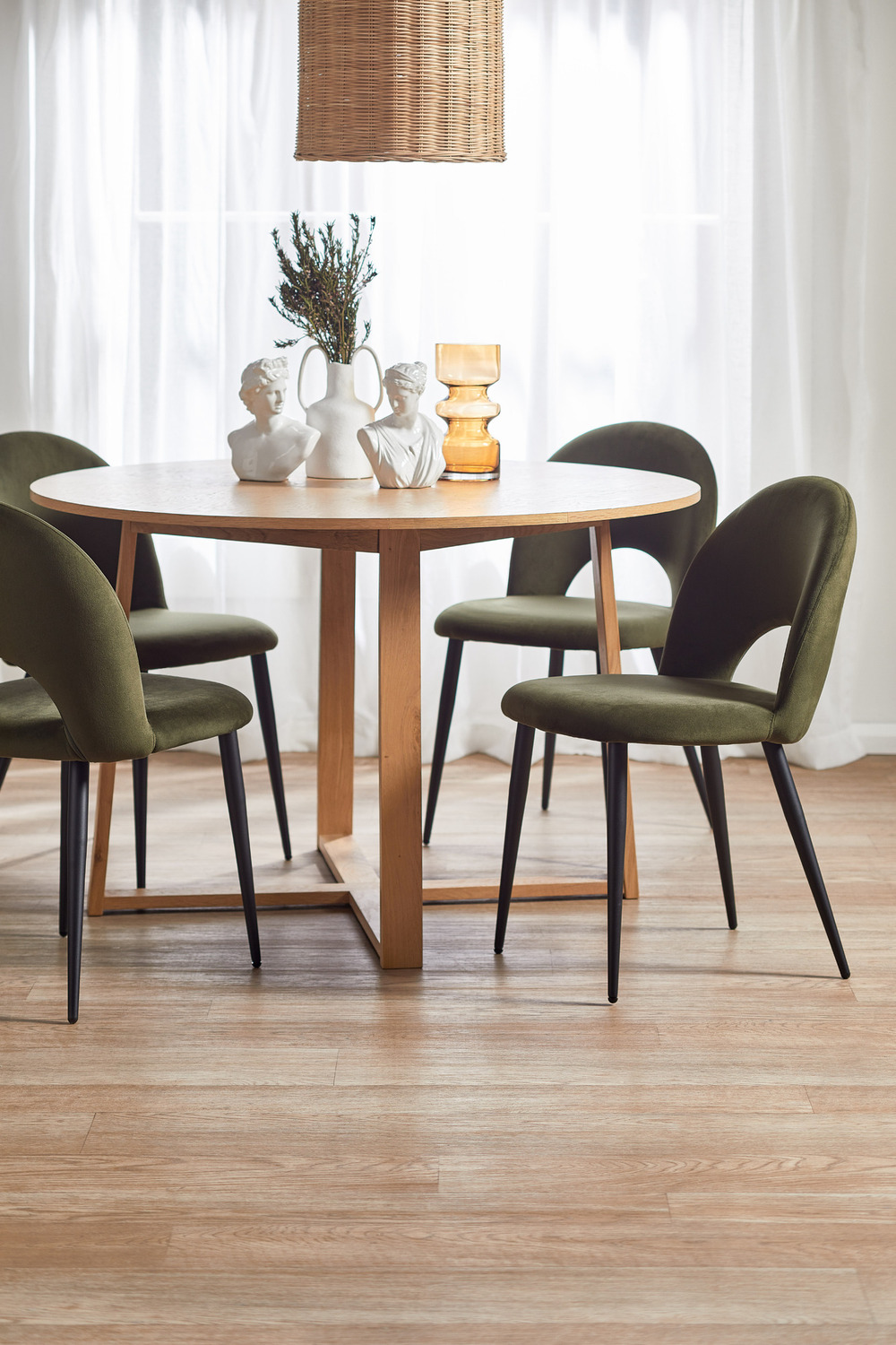 Olwen-Oak-Wood-Round-Dining-Table