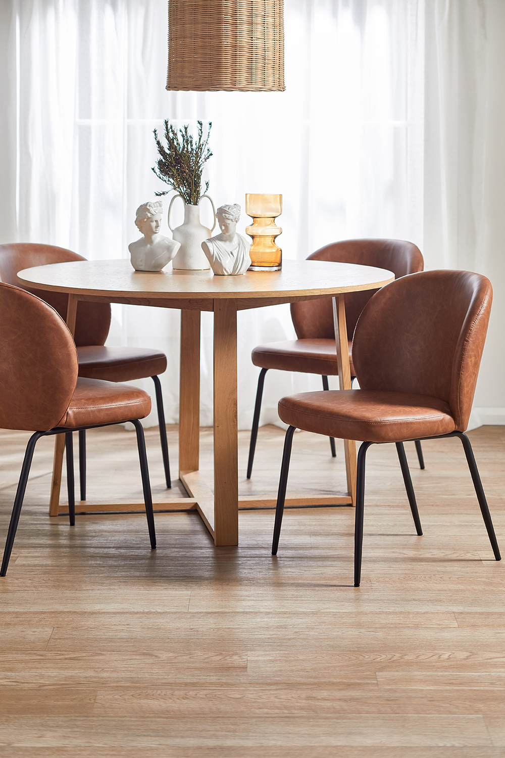 Olwen-Oak-Wood-Round-Dining-Table