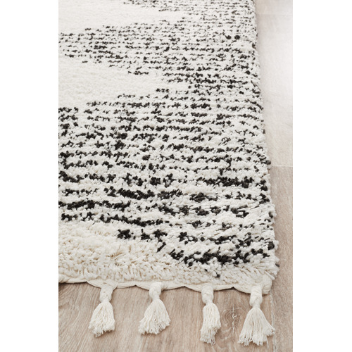 Black & White Zaria  Fringed Rug