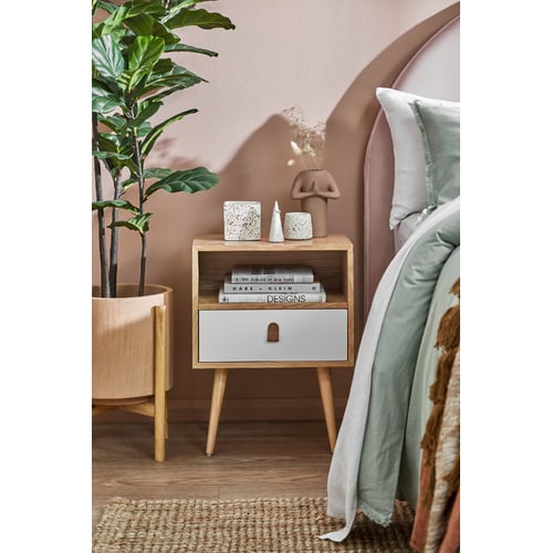 Coda-Plant-Pot-on-Stand