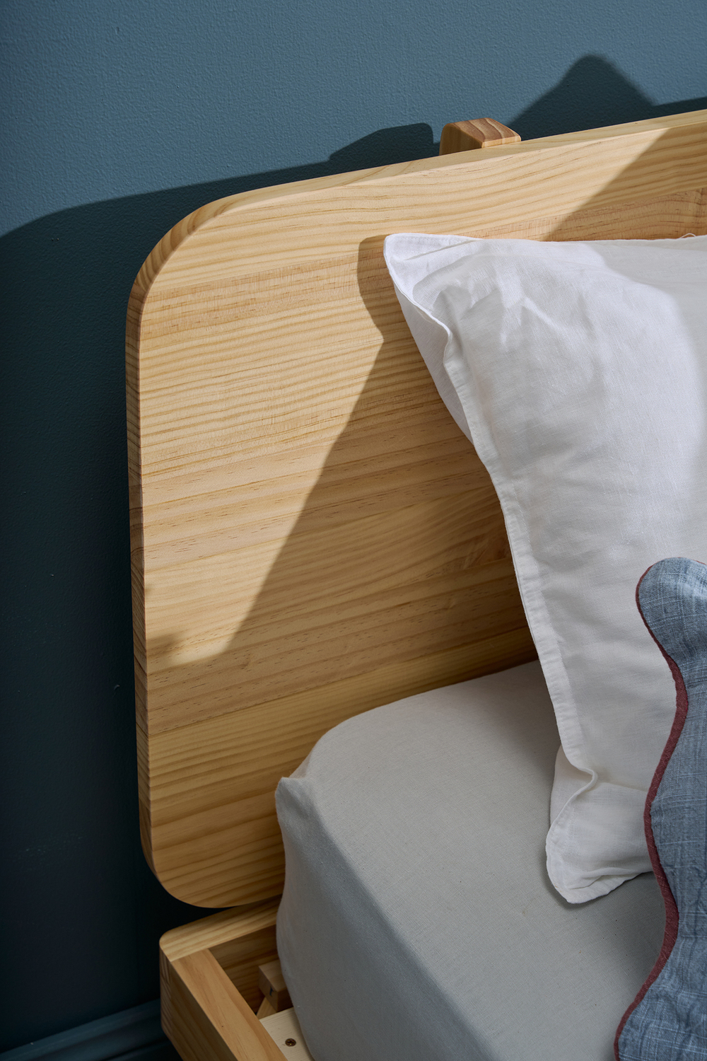 Bobble Pine Wood Ball Foot Bed
