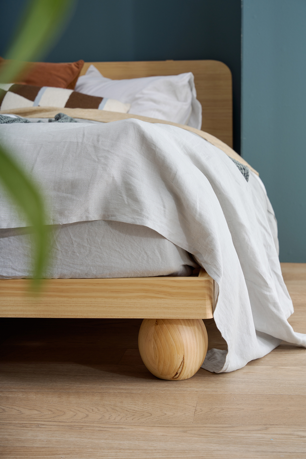 Bobble Pine Wood Ball Foot Bed