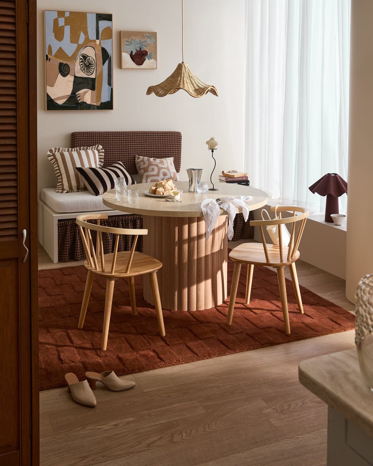4 Seater Elodie Round Travertine-Look Dining Table & Aurora Chair Set