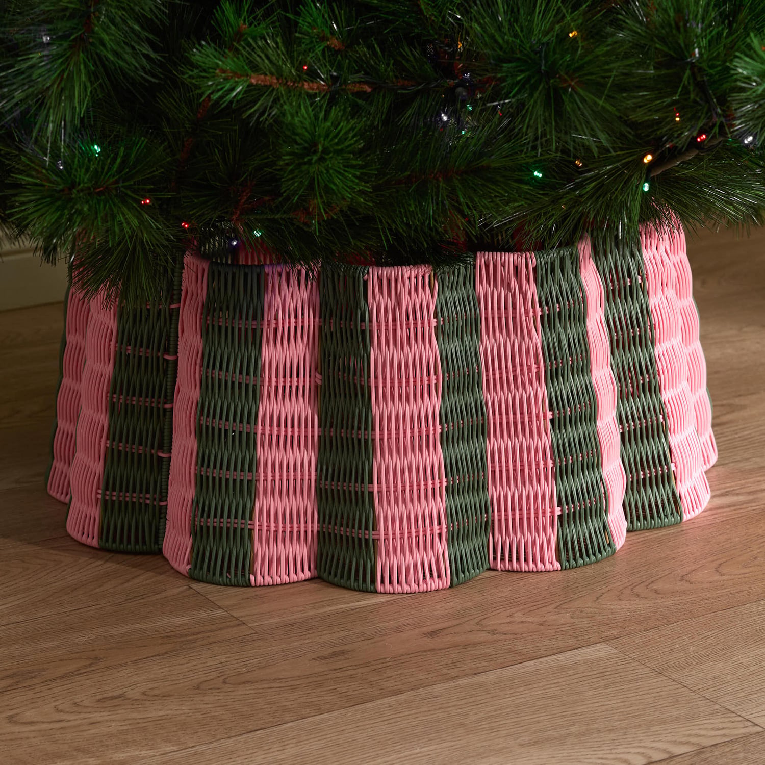 62cm Striped Scallop Christmas Tree Skirt