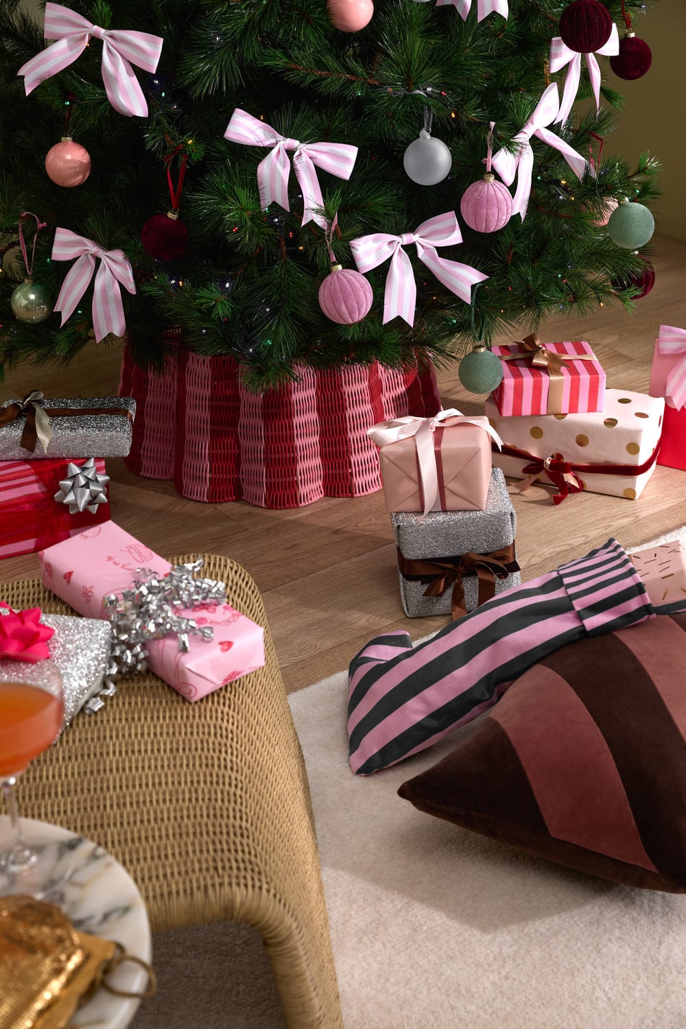 62cm Striped Scallop Christmas Tree Skirt