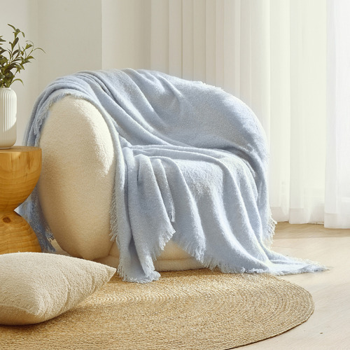 Leonor Boucle Throw