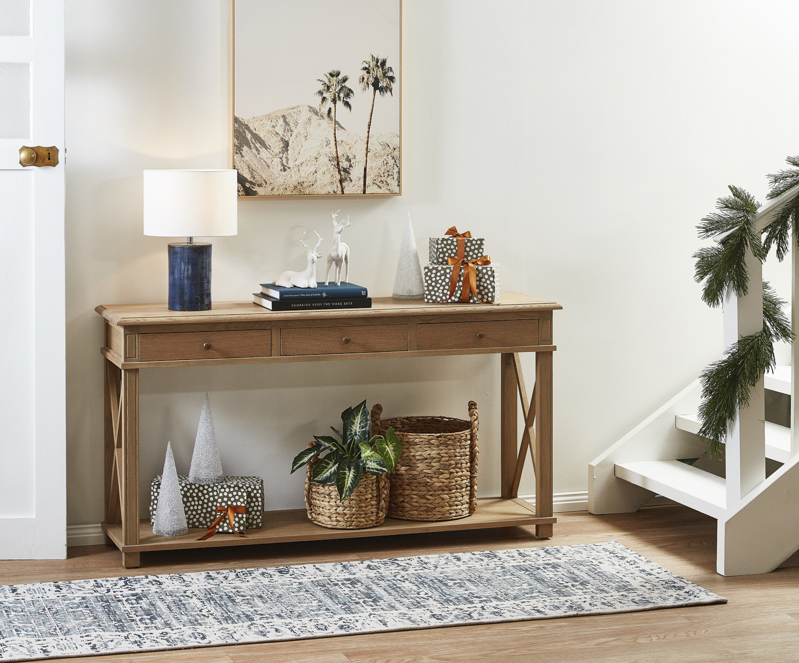 Casual Hallway room ideas. Welcoming & Festive Entrance. By Temple ...