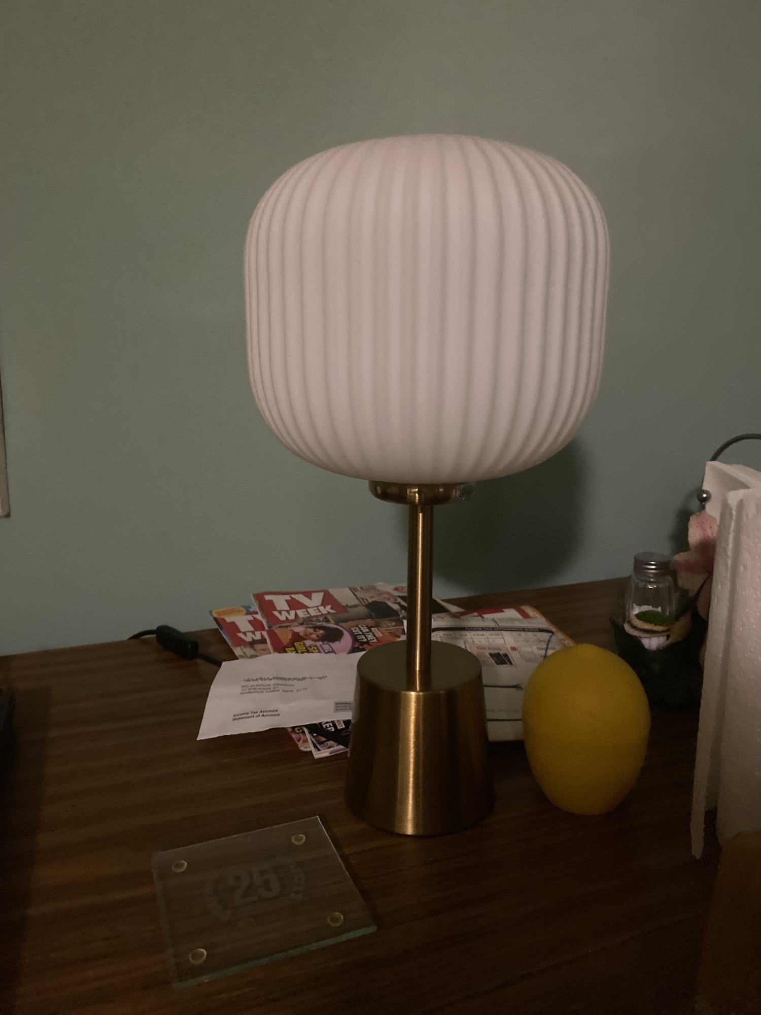 kravu glass table lamp