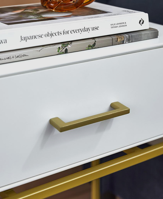 Close up of the sleek, rectangular drawer handle in a gold finish. Close up of the sleek, rectangular drawer handle in a gold finish.