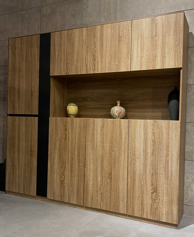 Eight door storage