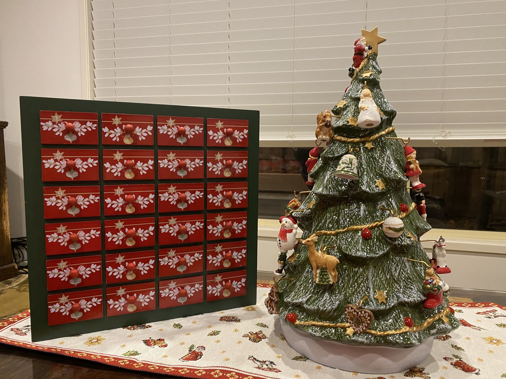 Villeroy & Boch Christmas Memory Advent Calendar Set, Including  Tree, 26 Pieces, 43cm, Red : Home & Kitchen