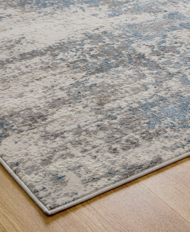 The rug is magnified, so the 1cm pile and a tightly bound edge is the focus.