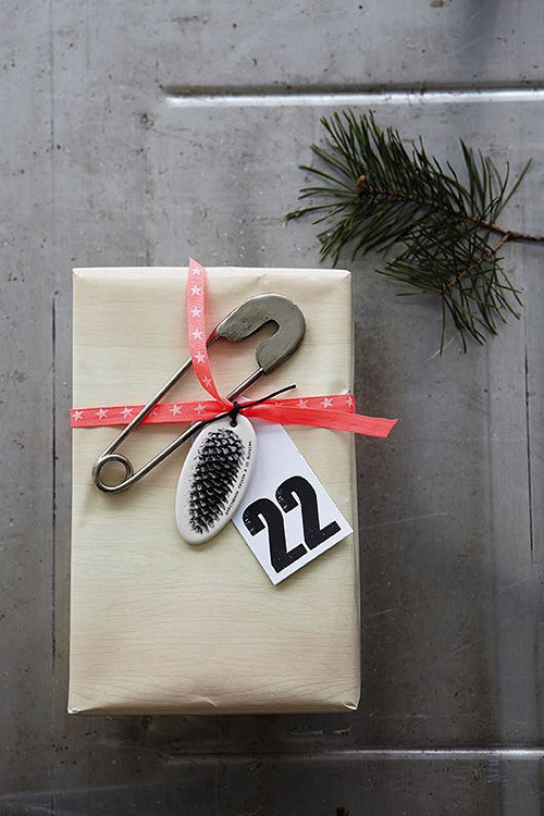 Christmas gift wrap via Pinterest