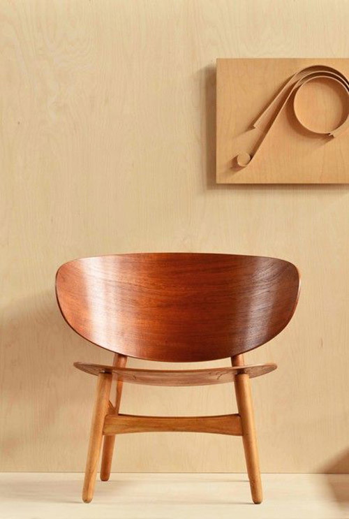 This is an example of the Hans J. Wegner Shell chair, designed in 1948, that I bought many years ago at a London auction when prices were much more affordable. Alvar Aalto´s wooden wall relief, 1950s. / Nord3, hangs on the wall. Sadly I do not have one of those!