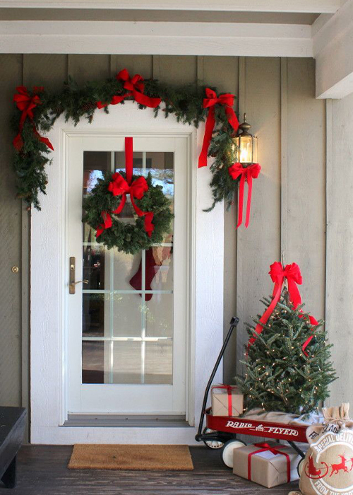 How to decorate your entrance for Christmas | Temple & Webster