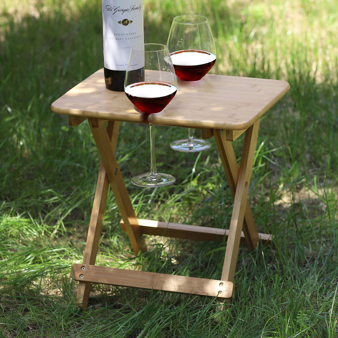 Outdoor wine table | gift ideas for mums