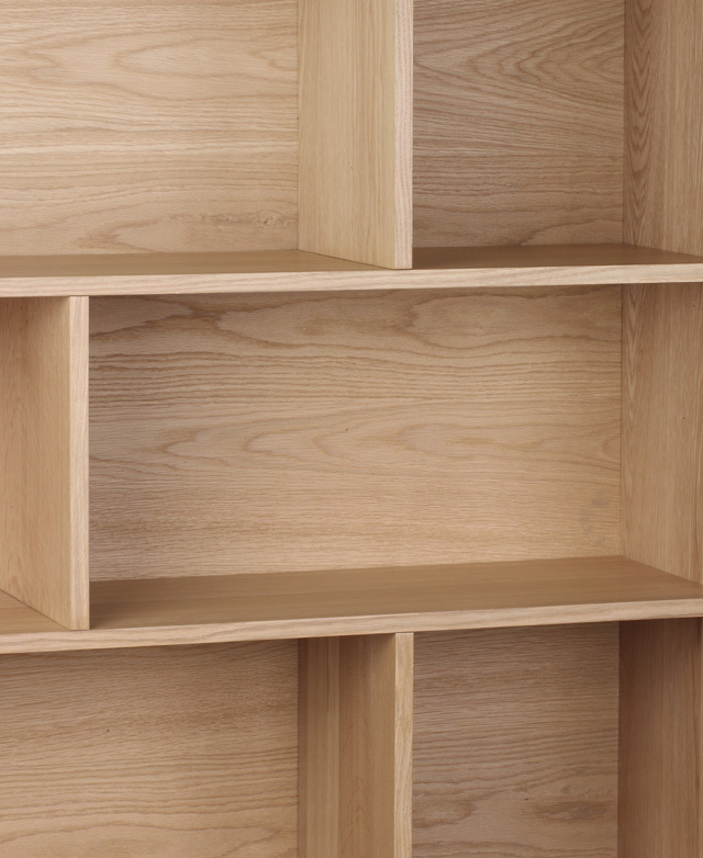 Simple shelves of varying sizes present the oak veneer grains. Simple shelves of varying sizes present the oak veneer grains.