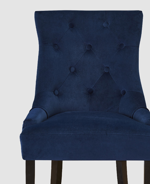 From the front, the button-tufted diamond pleat on the interior backrest gives it a vintage look. From the front, the button-tufted diamond pleat on the interior backrest gives it a vintage look.