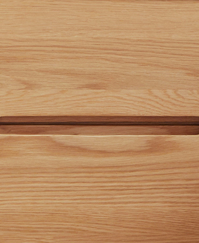 A close up of the oak wood highlights the grains and golden brown-pinkish hue. A close up of the oak wood highlights the grains and golden brown-pinkish hue.