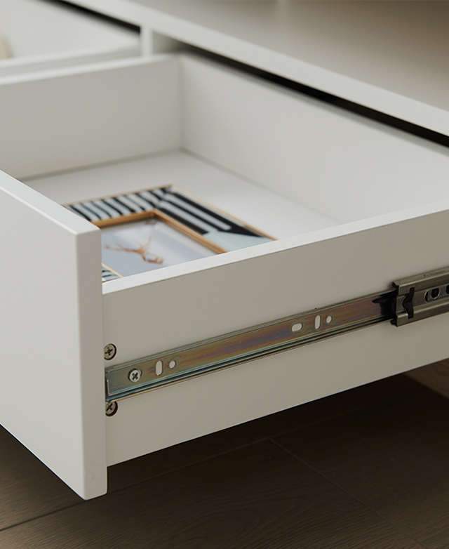 A close-up image shows a drawer, pulled out, from a three-quarter angle. It displays a strong metal runner.
