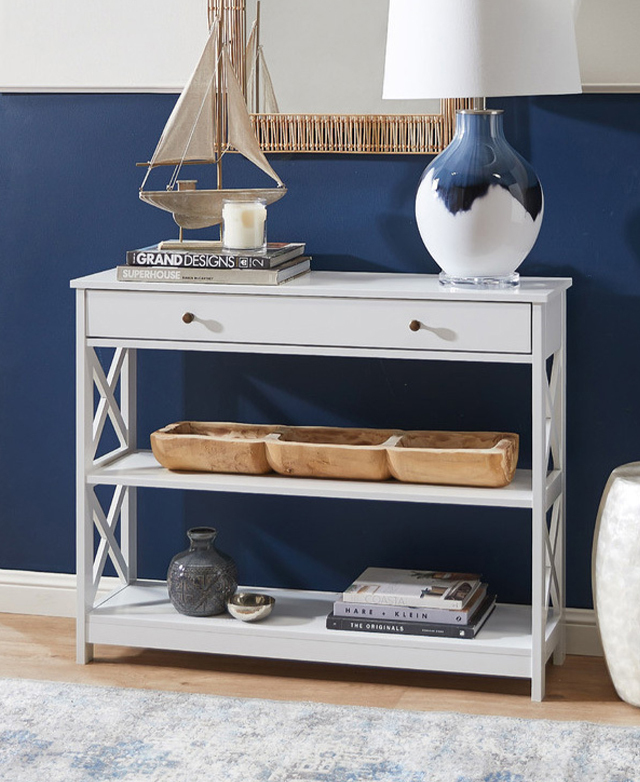 The console table is in situ in a nautical-themed house, evoking a relaxed and carefree atmosphere. The console table is in situ in a nautical-themed house, evoking a relaxed and carefree atmosphere.