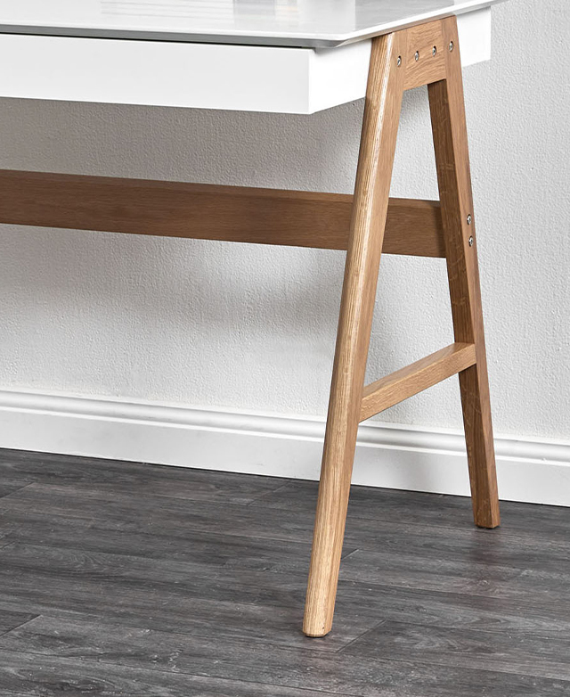A focus on the A-frame shows the wood grain effect of the smoothly finished particleboard. A focus on the A-frame shows the wood grain effect of the smoothly finished particleboard.