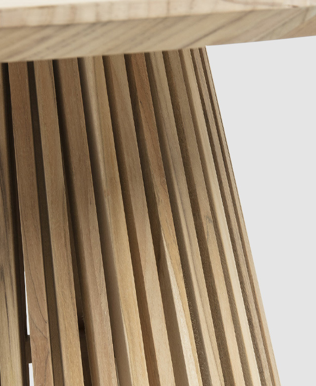 Close-up of the cone-shaped pedestal base. Its thin teak wood slats are evenly spaced apart, leaving interstices in between.