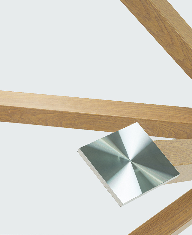 The translucent tempered glass table top shows metal plates and an oak-look steel frame underneath. The translucent tempered glass table top shows metal plates and an oak-look steel frame underneath.