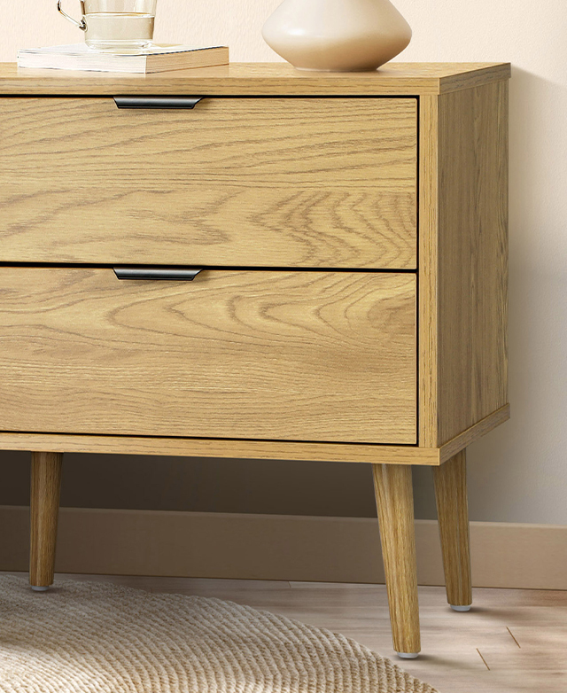 Particle board on the natural variant has a warm look, with a varying straight and wavy wood grain. Particle board on the natural variant has a warm look, with a varying straight and wavy wood grain.