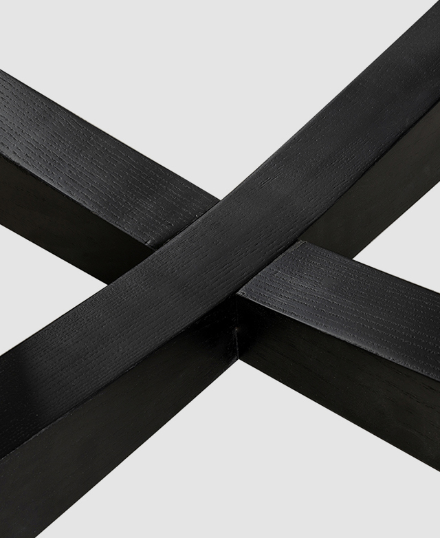 The thick base of the table is connected in an X-shape, enhancing its stability.