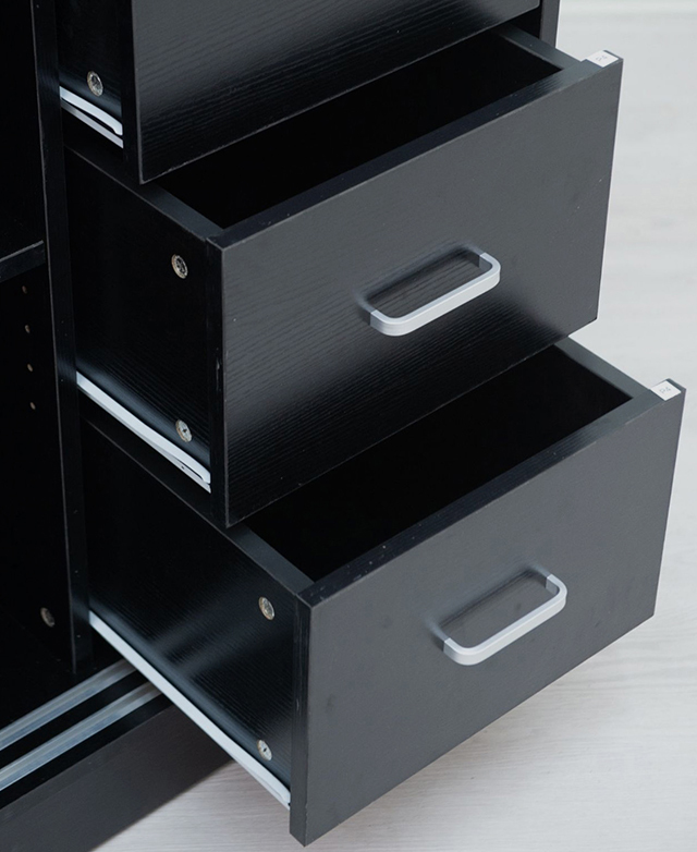 Plenty of drawers Plenty of drawers