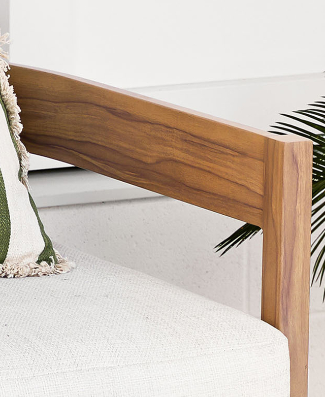 The wood-look finish of the aluminium armrest has a rich brown colour and beautiful grain pattern.