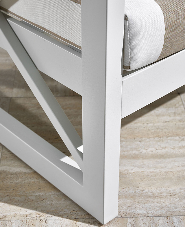 The thick, white powder-coated aluminium frame of the outdoor furniture is shown. The thick, white powder-coated aluminium frame of the outdoor furniture is shown.