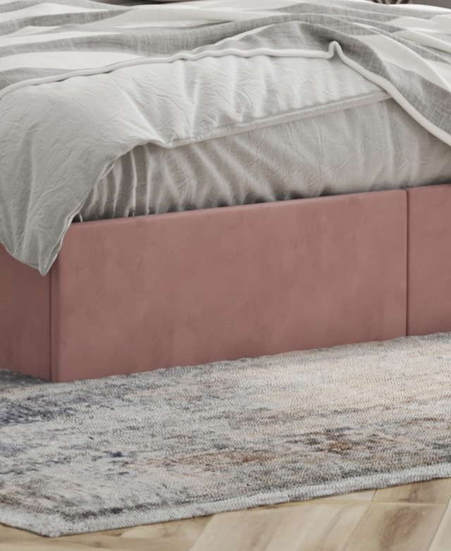 The seam in the centre of the pink velvet footend indicates the edges of the two hidden drawers.