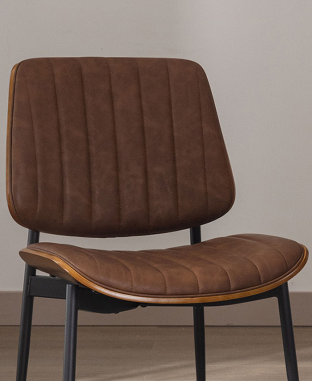 The depth of the seat is shown to highlight its generous internal fill. The depth of the seat is shown to highlight its generous internal fill.