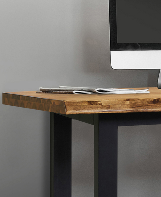 A close-up of the edges of the acacia wood top highlight its depth of colour and natural grains.