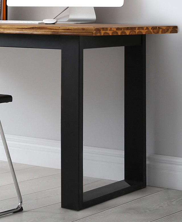 The desk is next to a light grey wall, with the bold yet simple ski legs that highlight the base's openness.